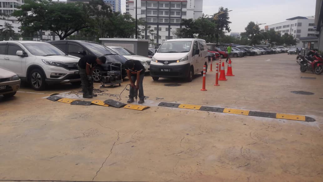 INSTALLATION - RUBBER HUMP